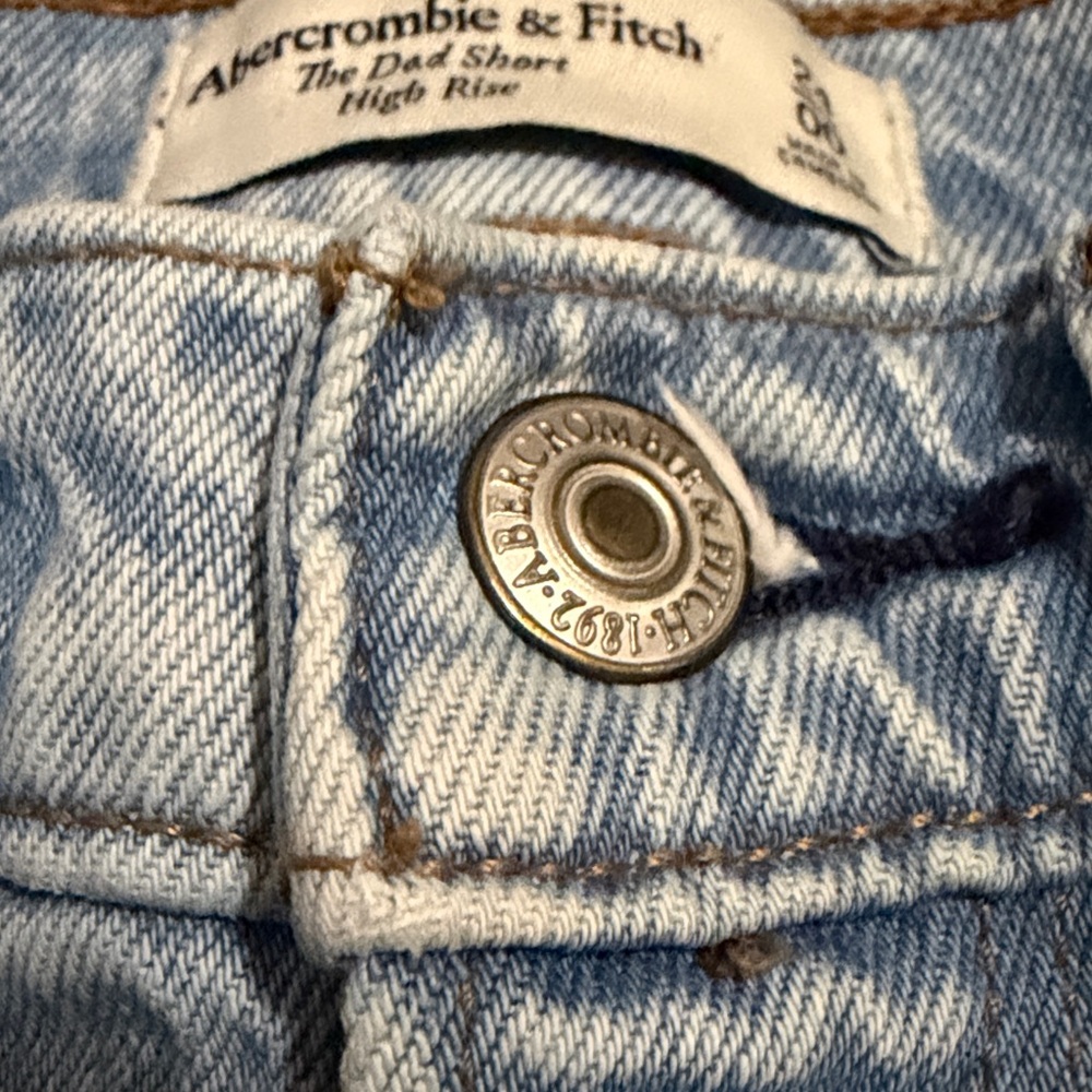 Abercrombie & Fitch High Rise Dad Short | Light Wash - Picture 5 of 5